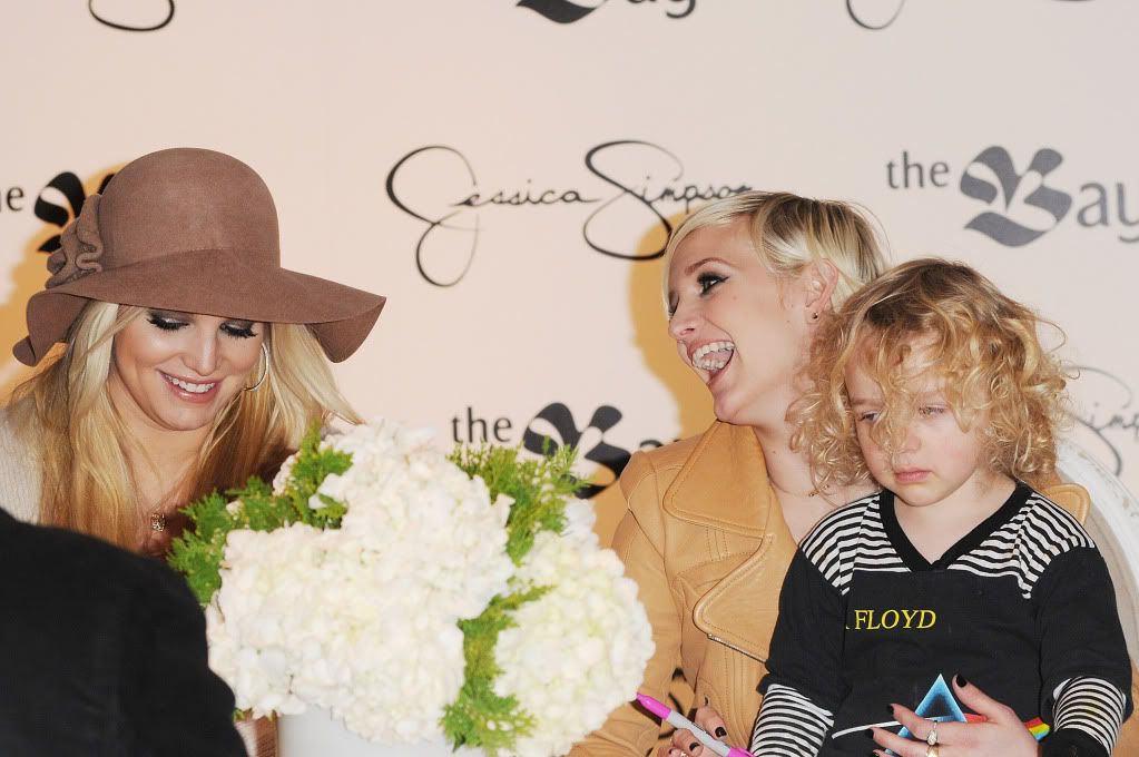 MR. WILLW.POP MAVEN JESSICA & ASHLEE SIMPSON AT THE BAY FOR "JESSICA